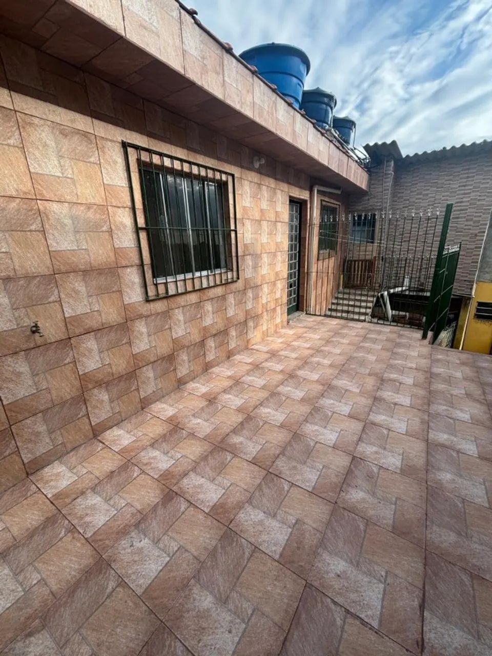 Alugo casa no Embu das Artes