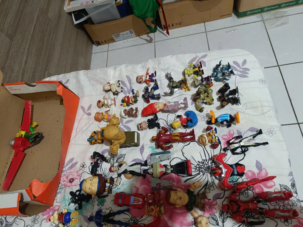 Lote de Carrinhos e bonecos  - Foto 2