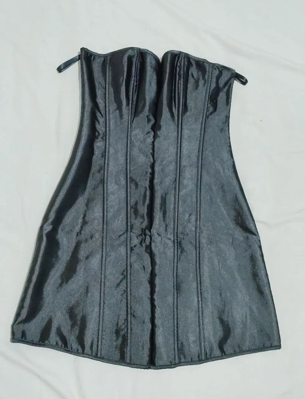 Vestido de cetim estruturado com barbatanas