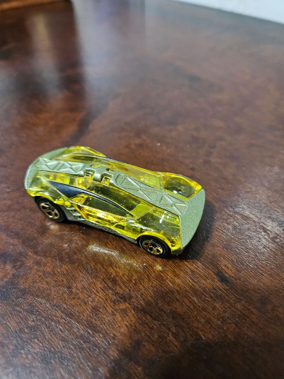 Carrinho Hot Wheels Split Decision Dourado Transparente - Foto 2