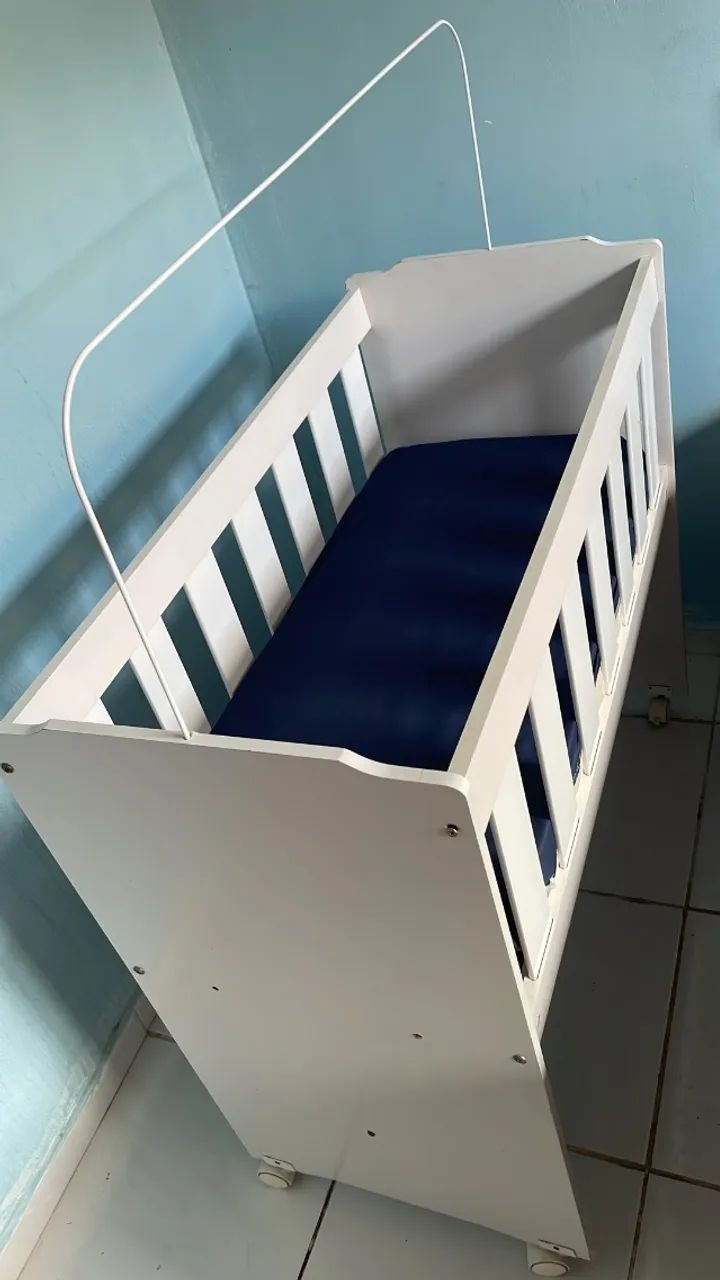 Berço de Bebê Branco com Rodinhas R$ 200