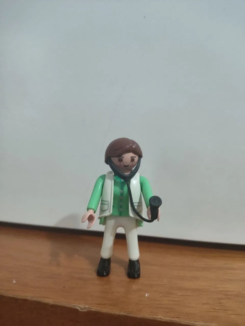 Miniatura boneca Playmobil veterinária com estetoscópio 