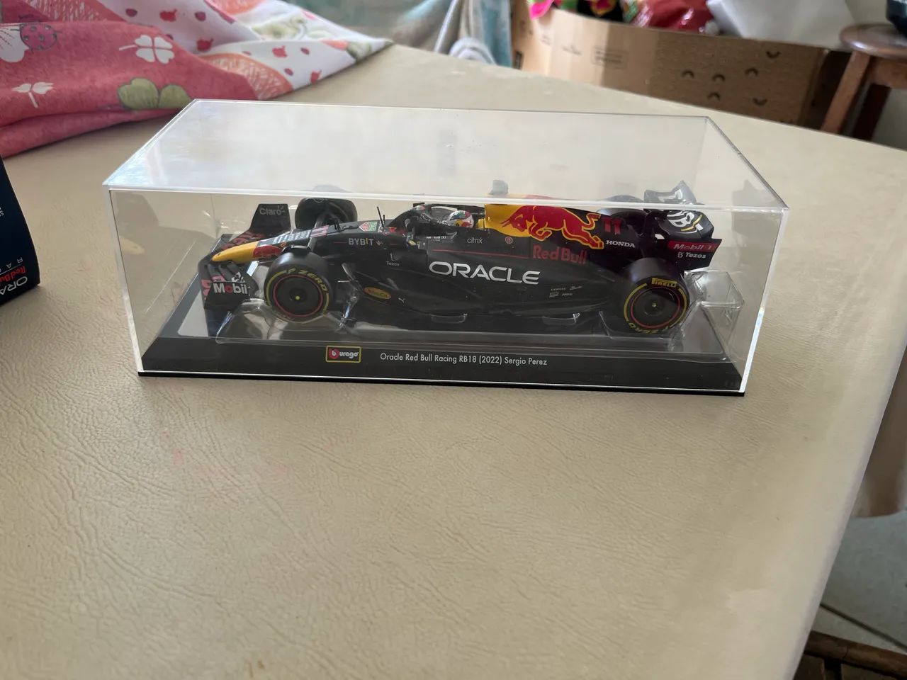 Carro Red bull Perez 1/24 Bburago - Foto 2