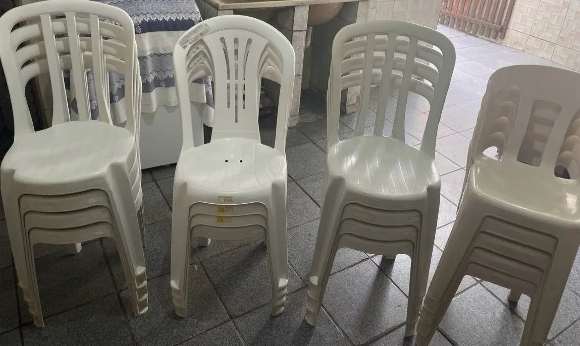Cadeiras Plásticas Brancas - Lote de 17 - Foto 2