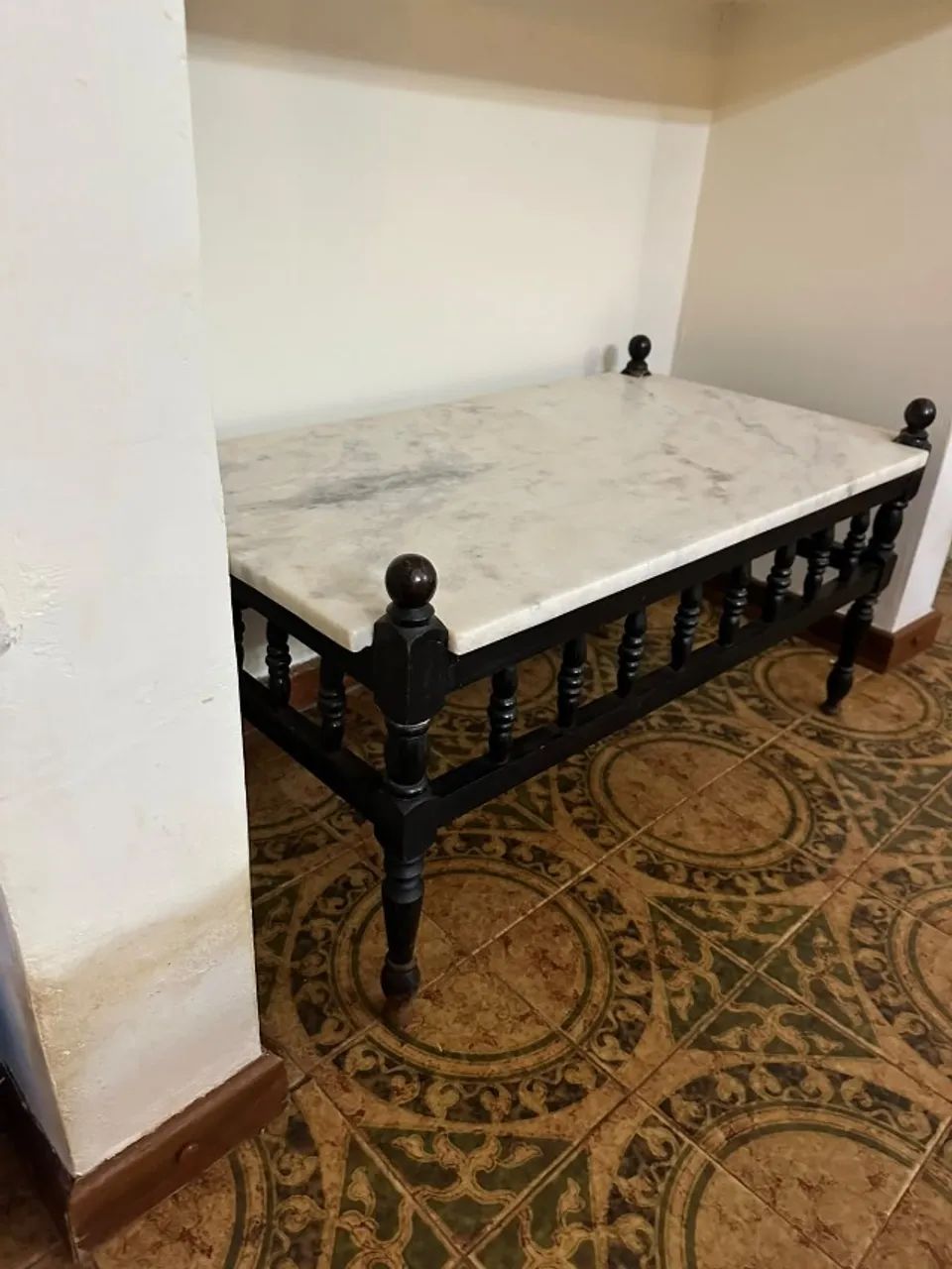 Mesa de centro antiga tampo de mármore base torneada com balaústres - Foto 3