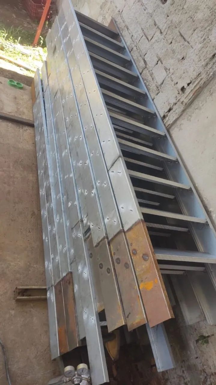 Escada reta 64985878883330121