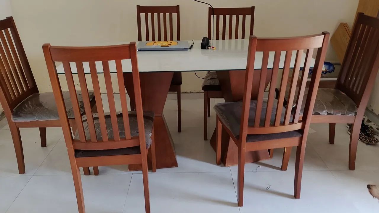 Mesa de madeira e vidro com 6 cadeiras de madeira - Foto 2