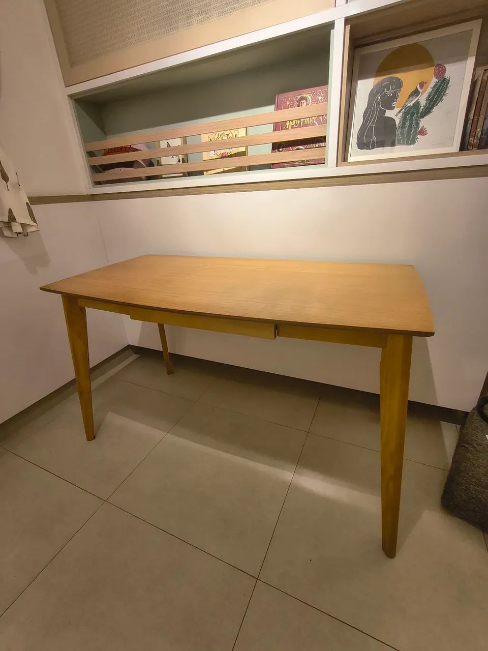 Mesa escrivaninha com uma gaveta 
