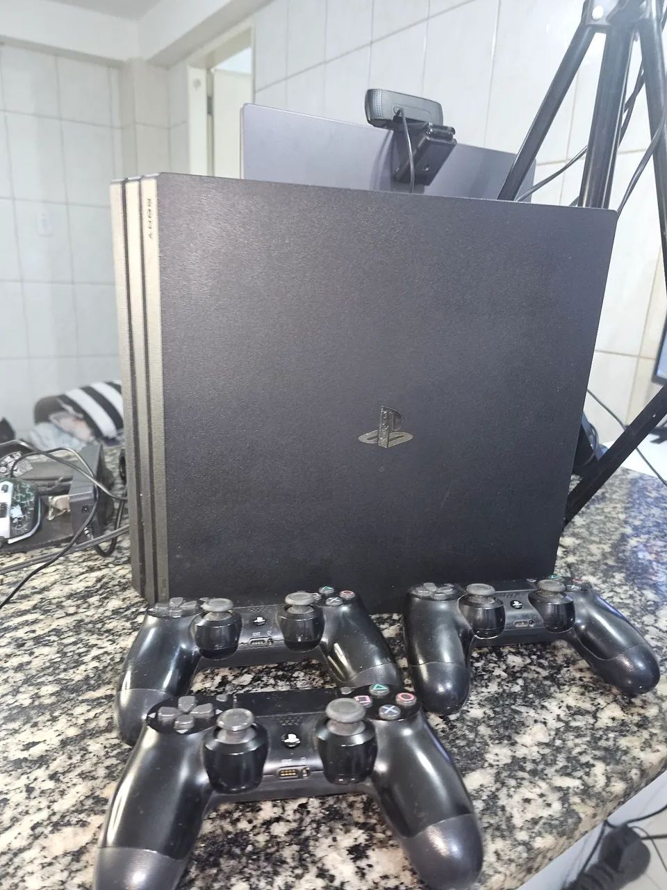 PS4 PRO 1tb + 3 controles
