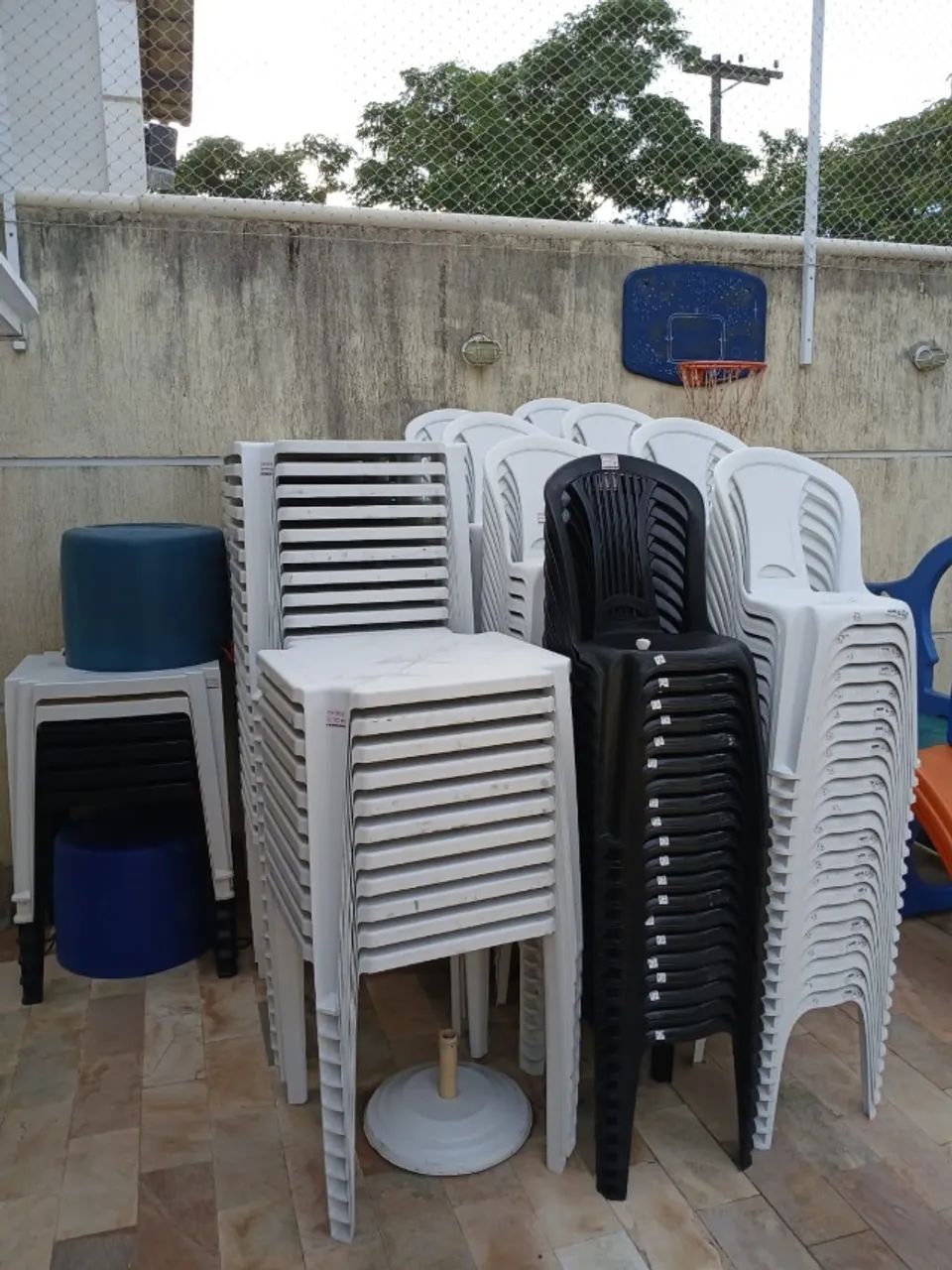 Vendo mesas e cadeiras plásticas da marcaTramontina - Foto 2