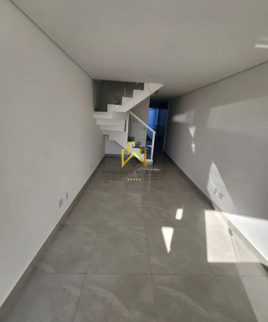 Excelente Casa geminada duplex no Floramar - Foto 4