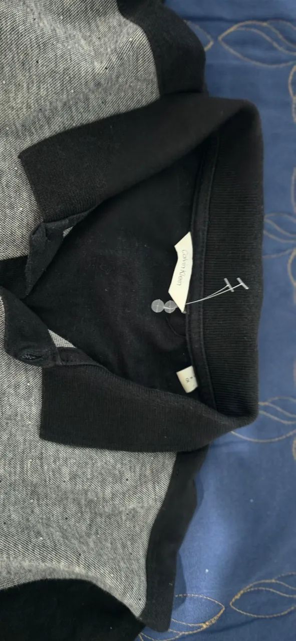 Vendo camisa polo Calvin Klein preta e cinza - Foto 2