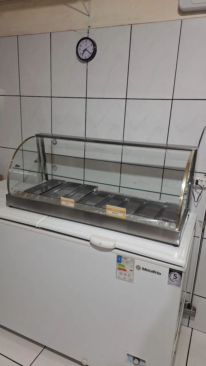 Vitrine curva 1.10 com 14 bandejas.