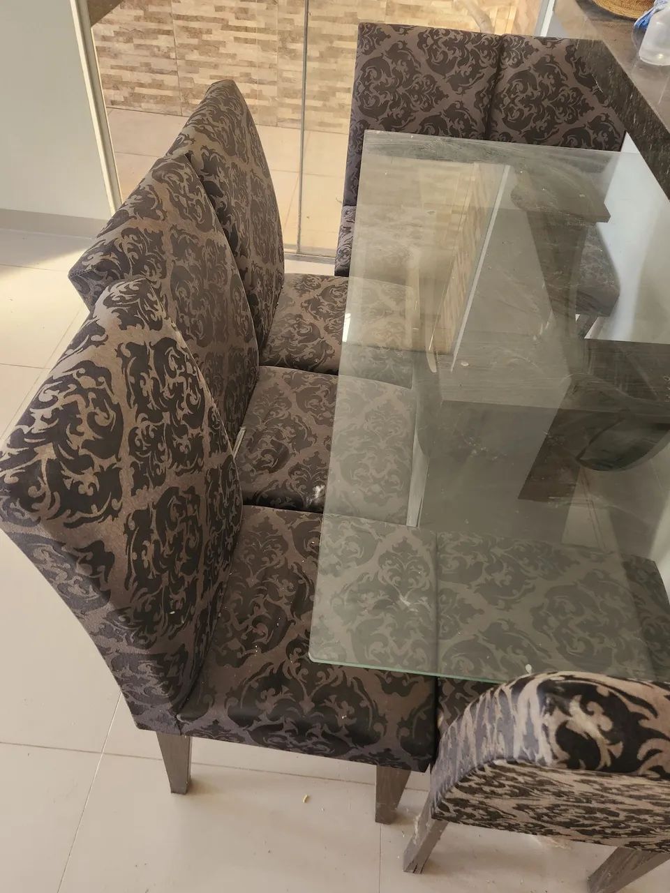 Mesa, seminova, com 6 cadeiras. 