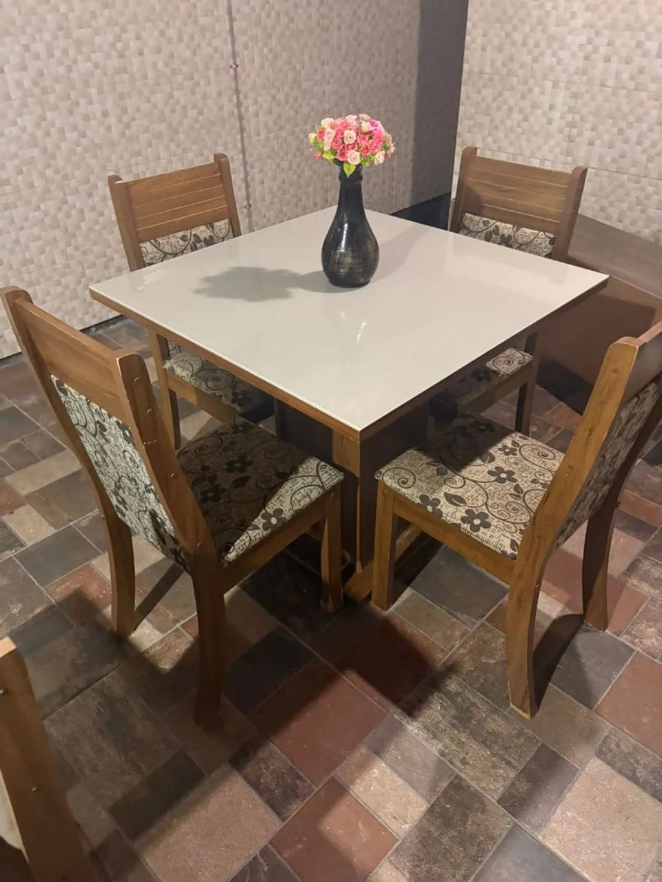 Linda mesa com 4 cadeiras  - Foto 3