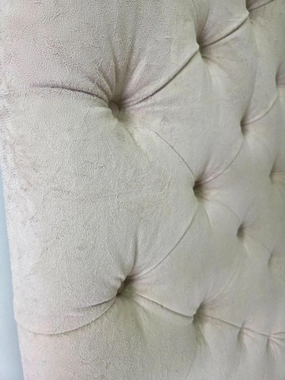 Cabeceira Estofada King Suede Bege Capitonê 55 cm - Foto 5