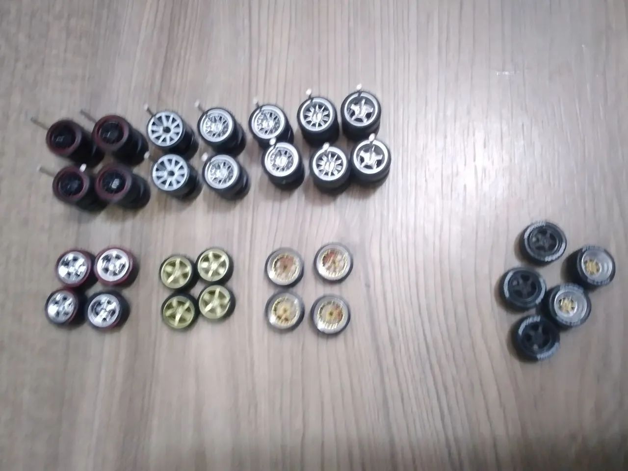10 jogos de rodas hotwhees pneus de borracha. - Foto 3