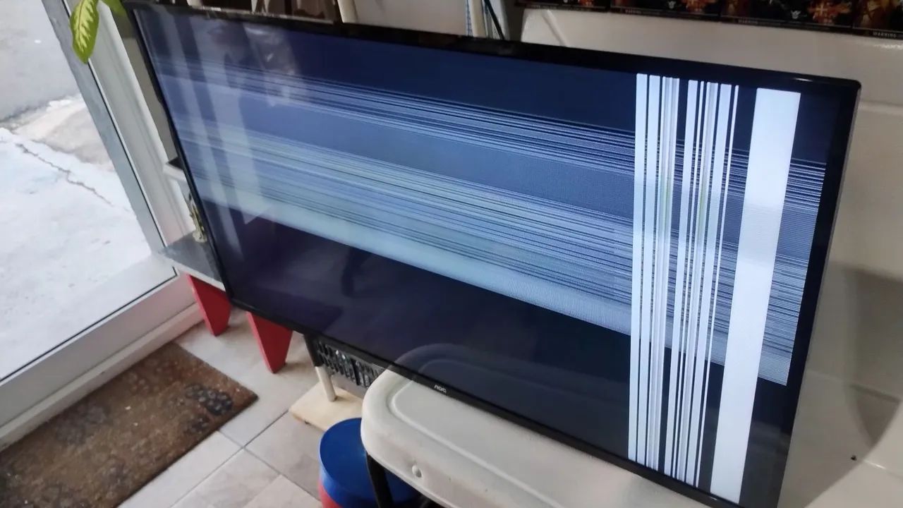 TV AOC de 43 polegadas com defeito não tenho pezinho