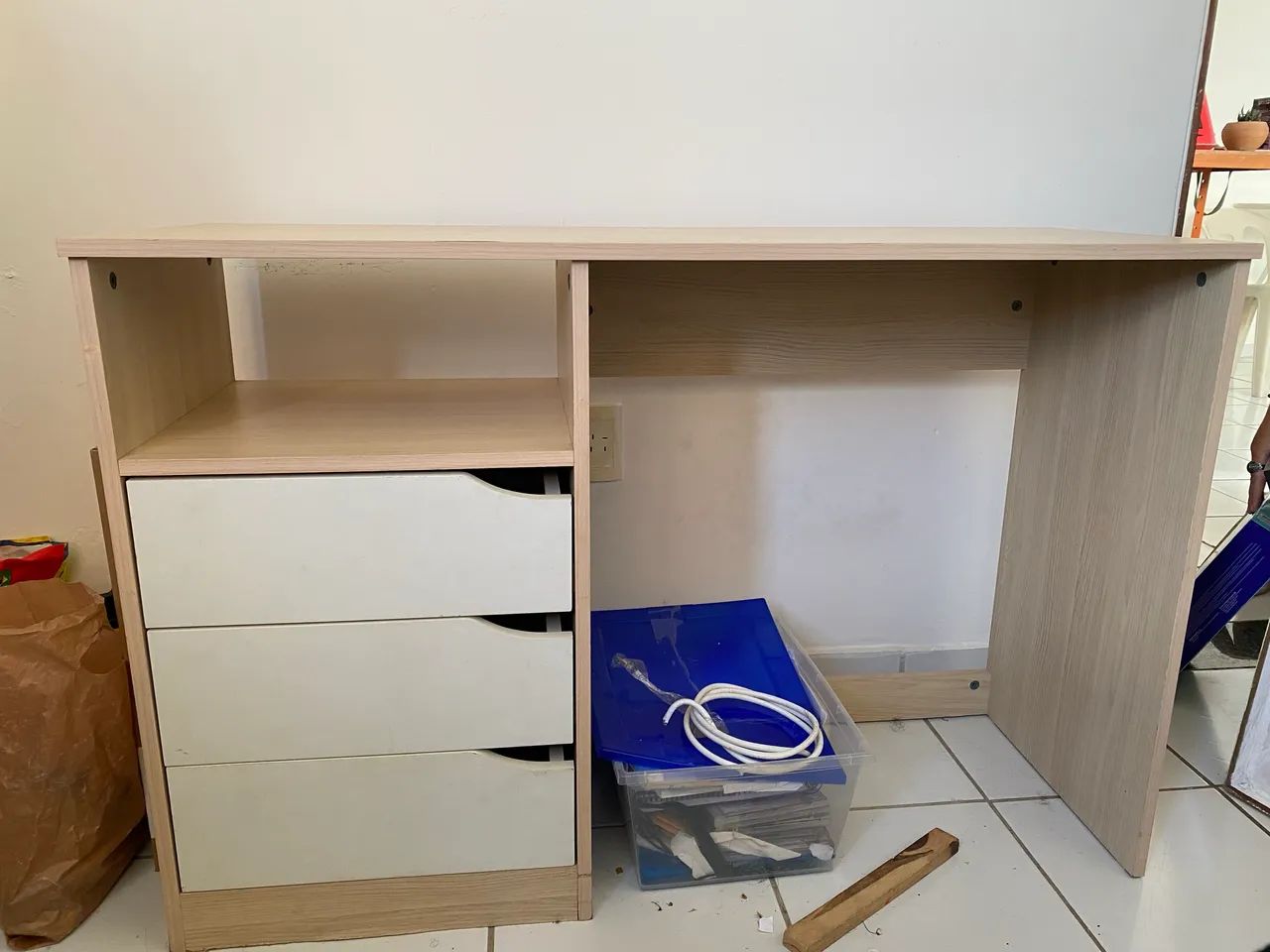 Escrivaninha com gaveteiro 