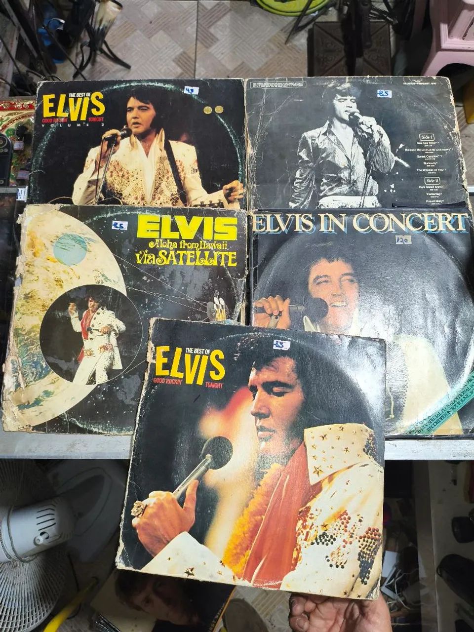 Cinco cinco disco de vinil de Elvis Presley sendo dois duplo