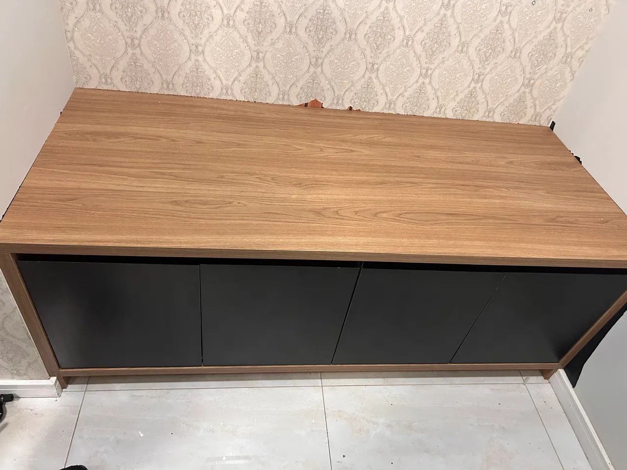 Rack / Balcão Buffet Moderno com 4 Portas - Amadeirado e Preto - Foto 4
