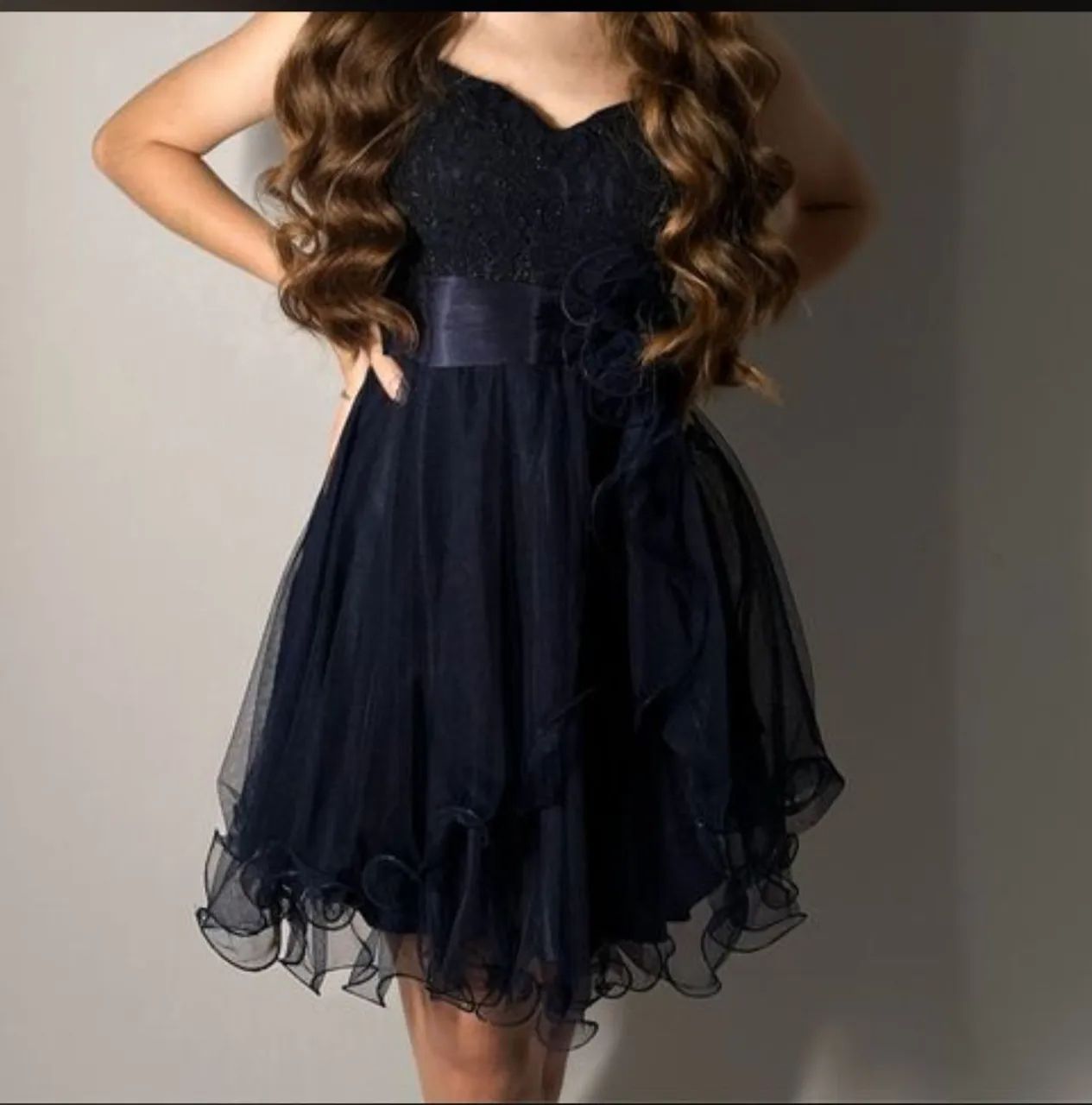 Vestido azul marinho de tule e renda
