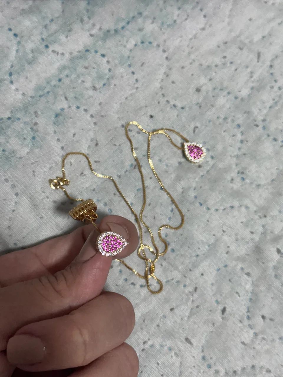 Semijoias - Conjunto de colar com pingente e brincos. 