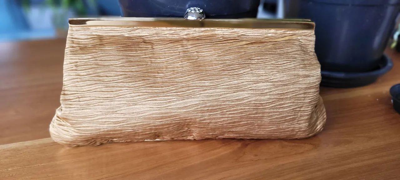Clutch de cetim dourada  - Foto 4