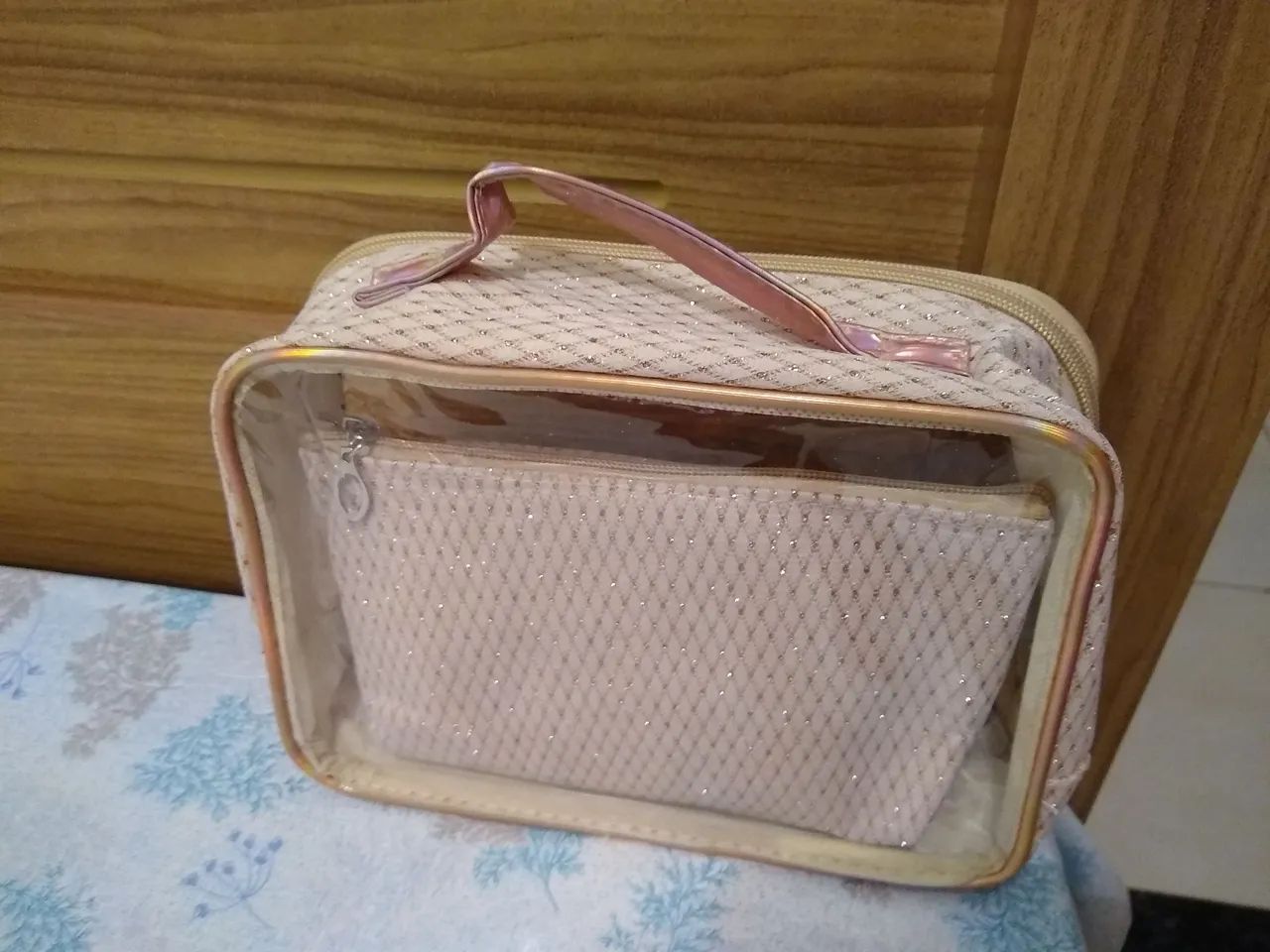 Kit necessaire para viagem com 3 peças.