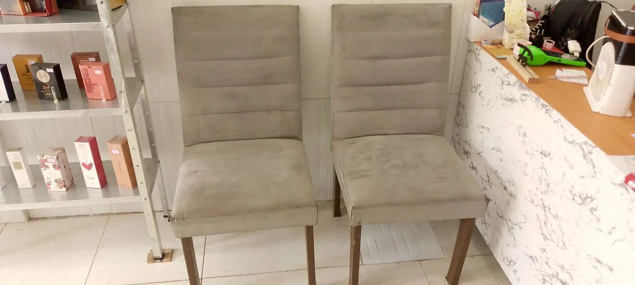 Duas cadeiras acolchoadas pra reformar coloco capa e apertou os parafusos estão novas! - Foto 4