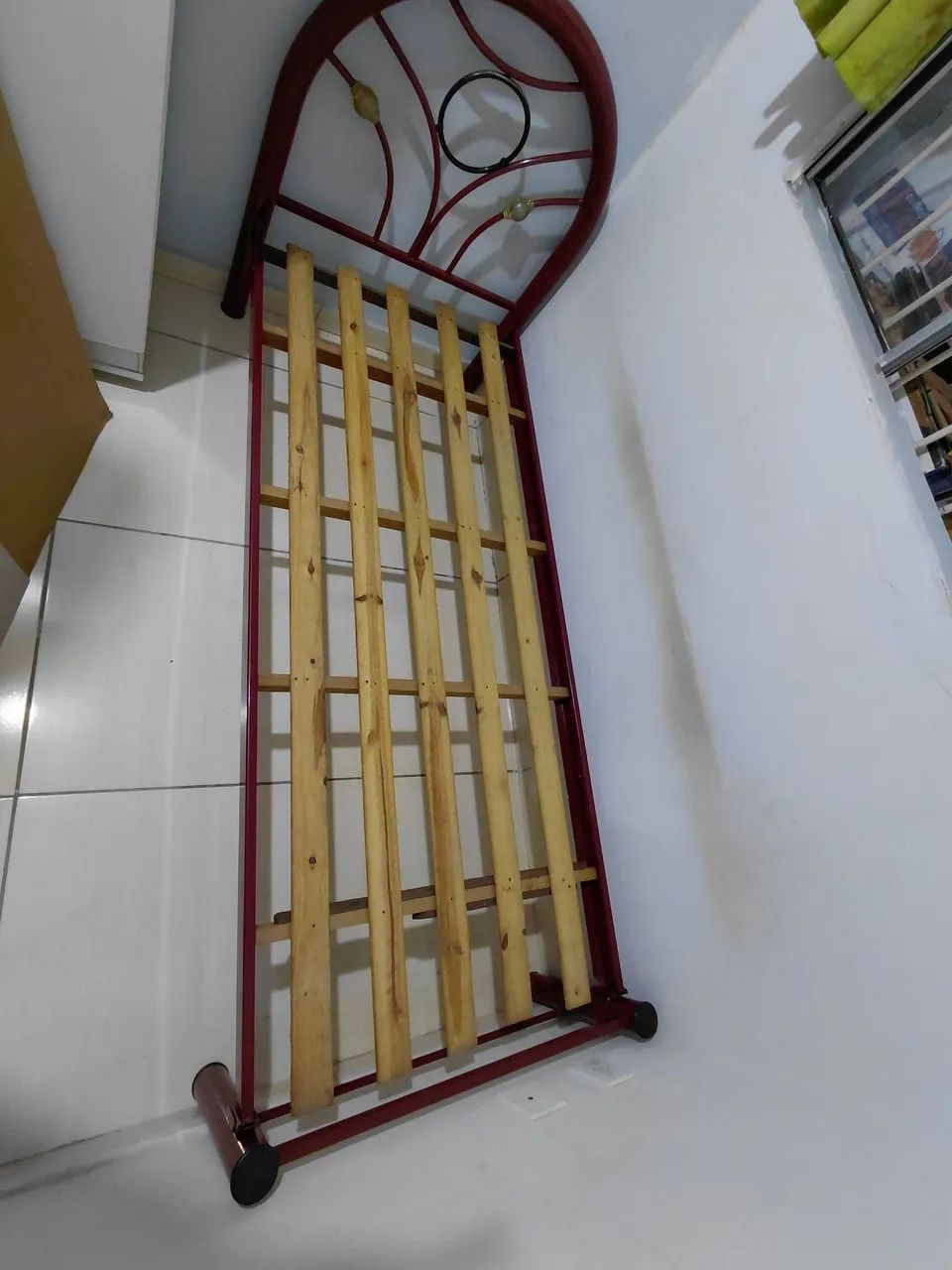 Vendo cama e colchão solteiro 350 os dois  - Foto 3