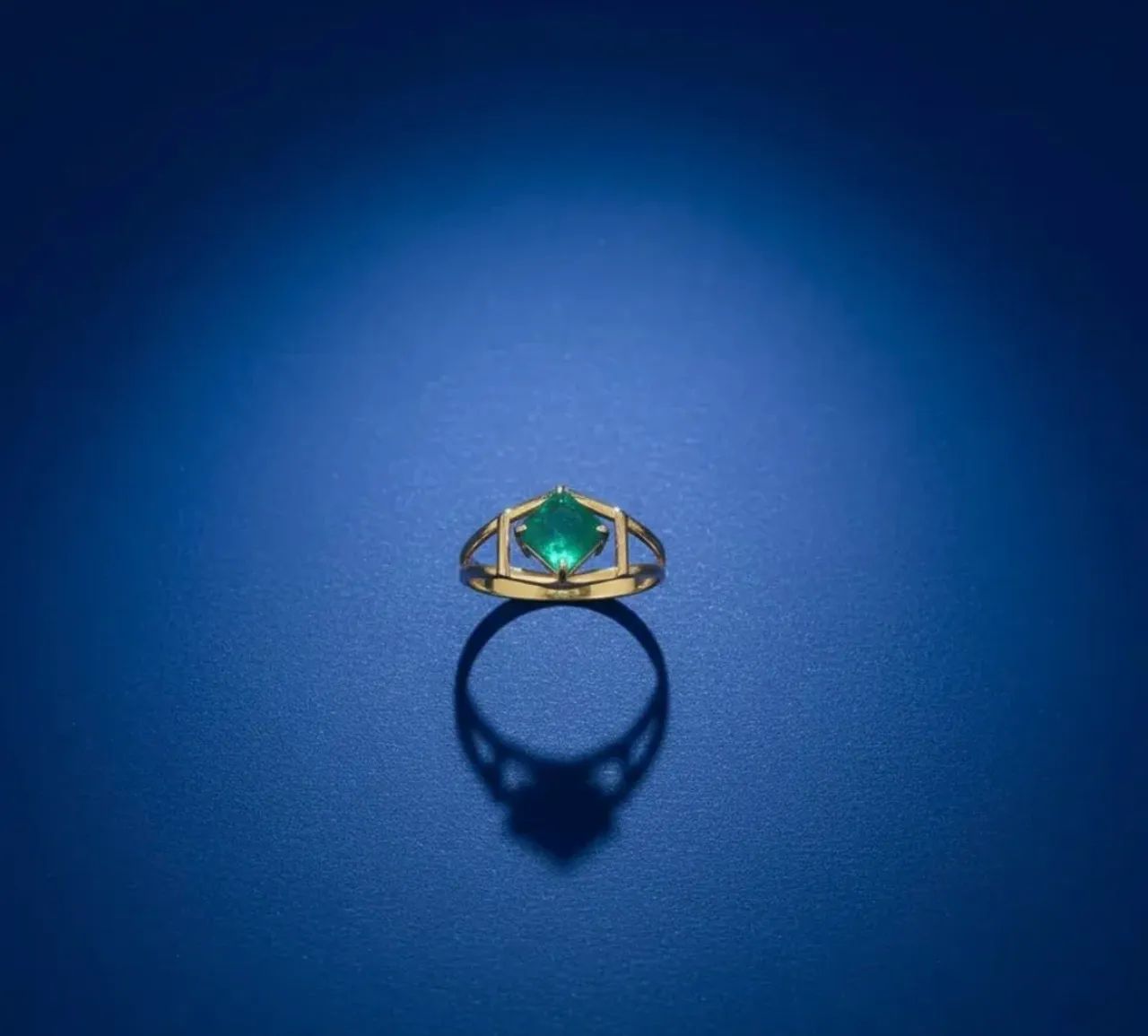 Anel ouro 18 com esmeralda  - Foto 2