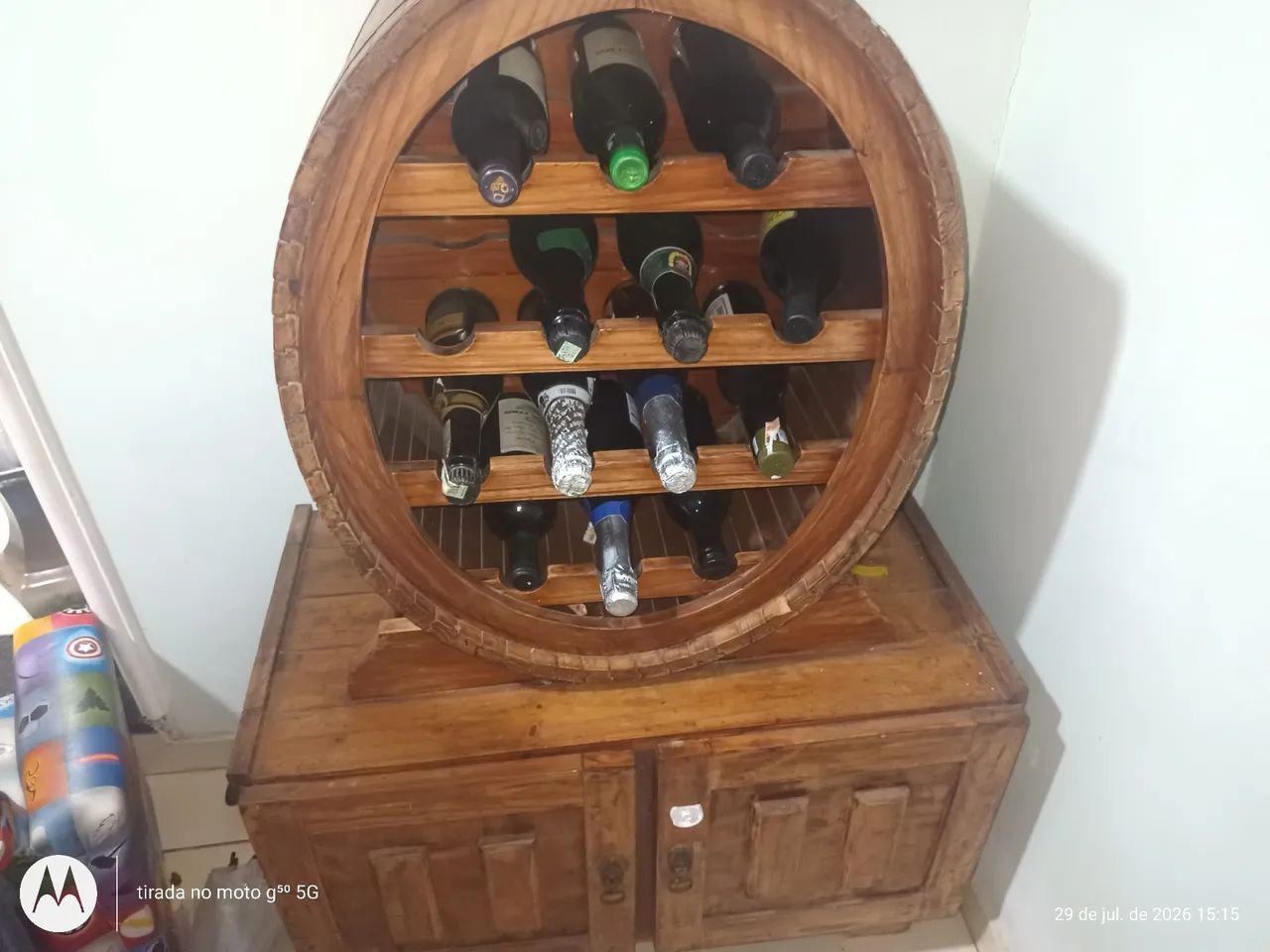 Adega de madeira com balcão 