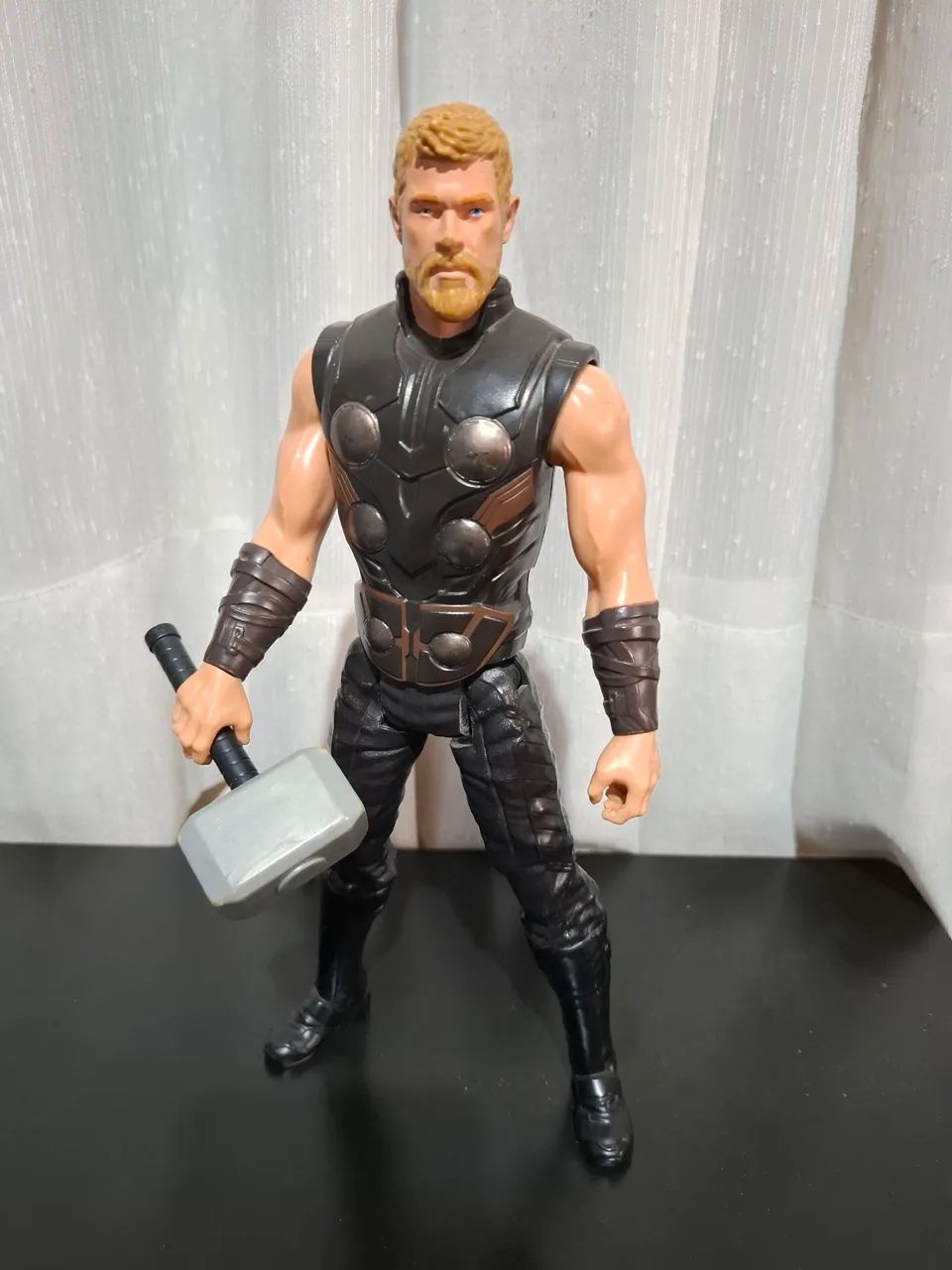 Boneco thor 30cm com martelo hasbro
