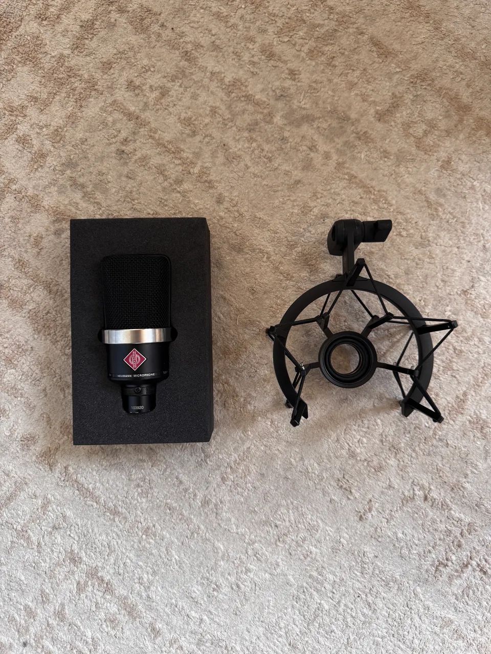 microfone Neumann TLM 102 edição limitada em preto - Foto 3