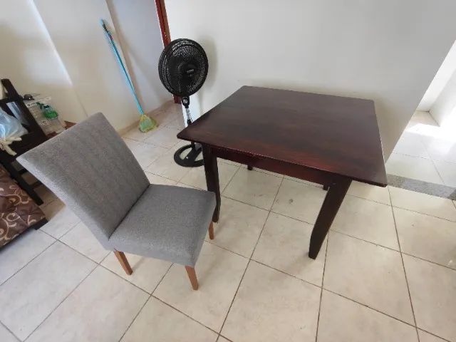 Mesa  de jantar em madeira maciça e cadeiras novíssimas com estofamento total e em madeira