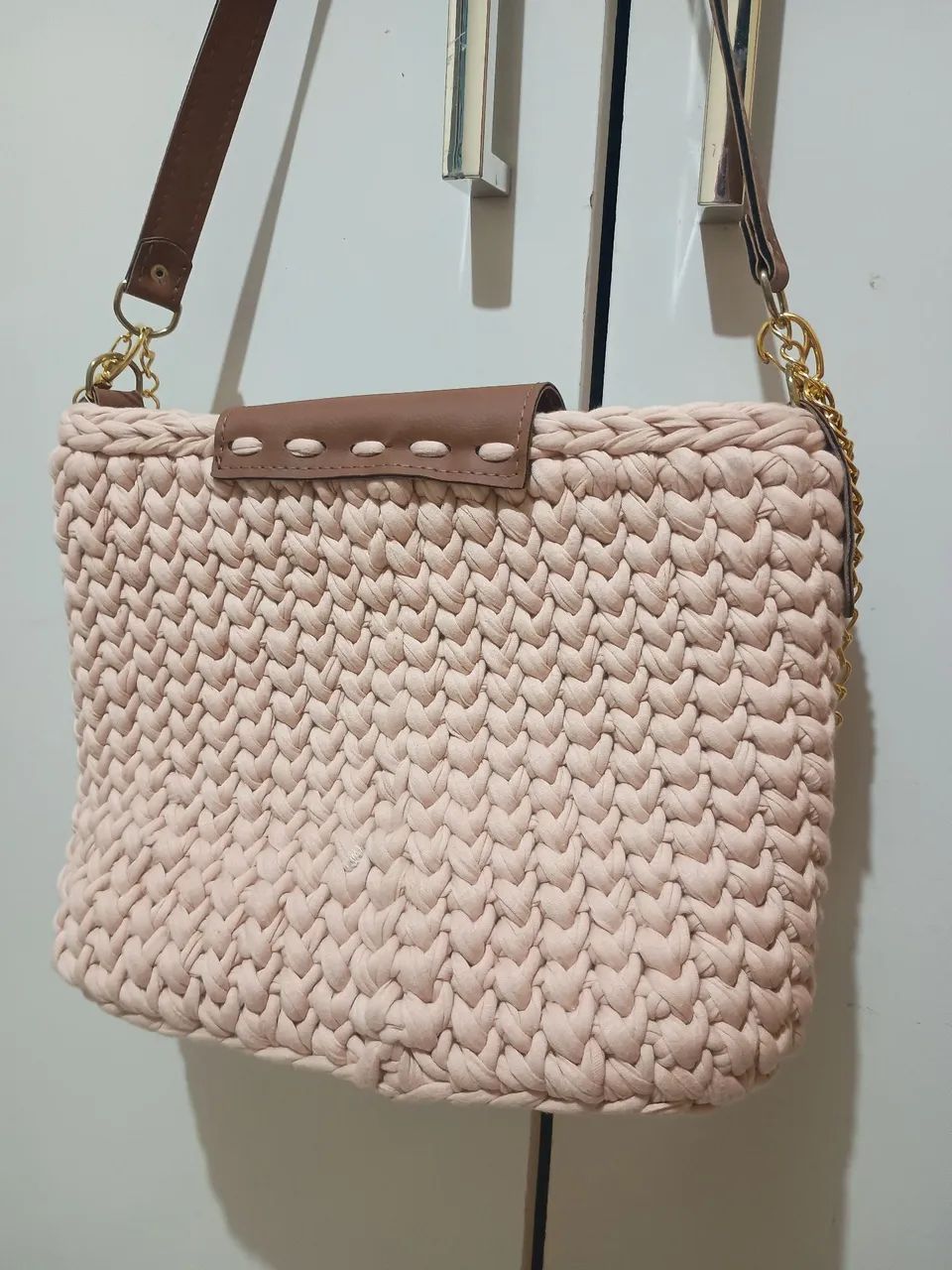 bolsa de crochê rosa com aba de couro sintético e alça de corrente dourada nova - Foto 3