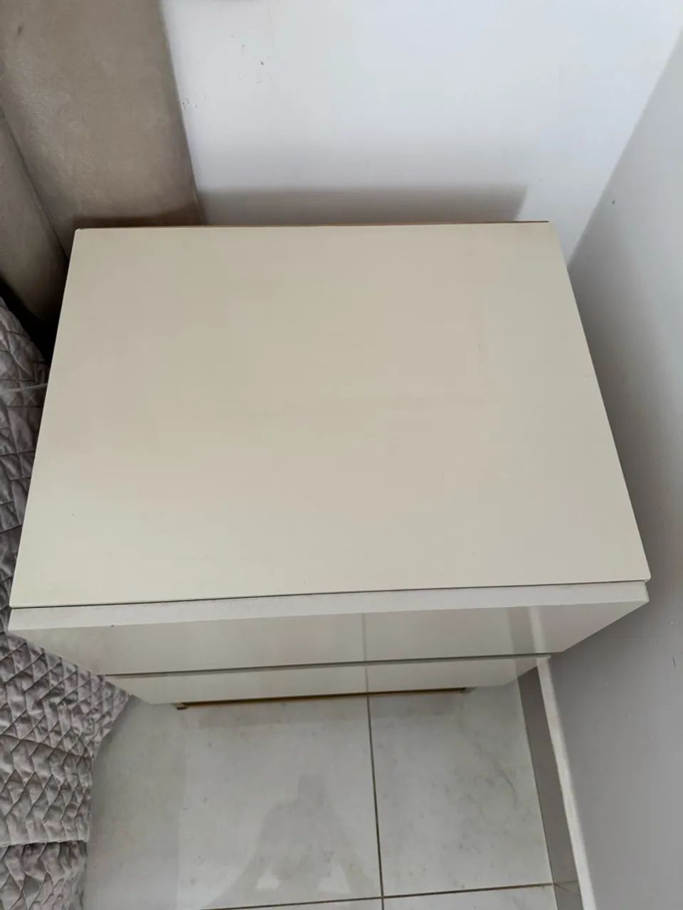 2 (Duas) mesas de cabeceira