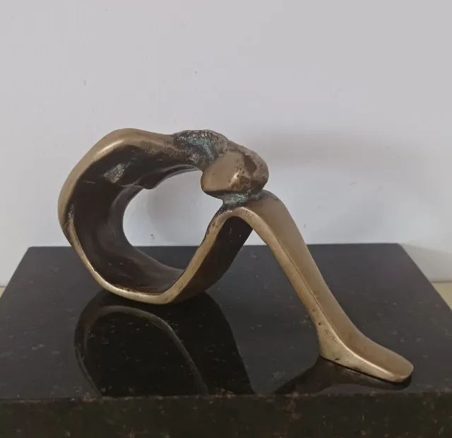Escultura em bronze assinada E. C. Mindlin - 14,5 x 6,5 cm
