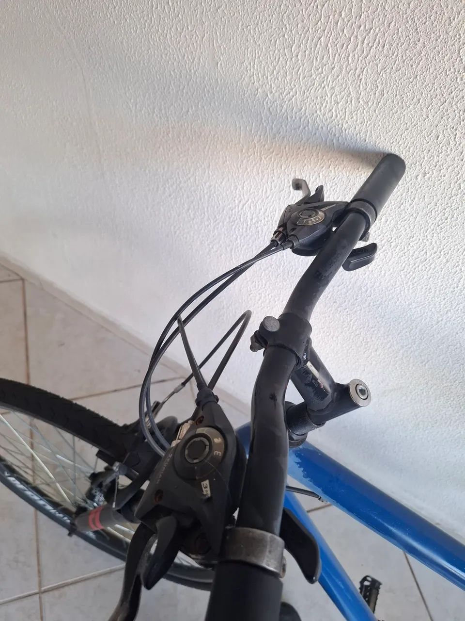 Bicicleta aro 26 com marchas e amortecedor e pneus novos - Foto 5
