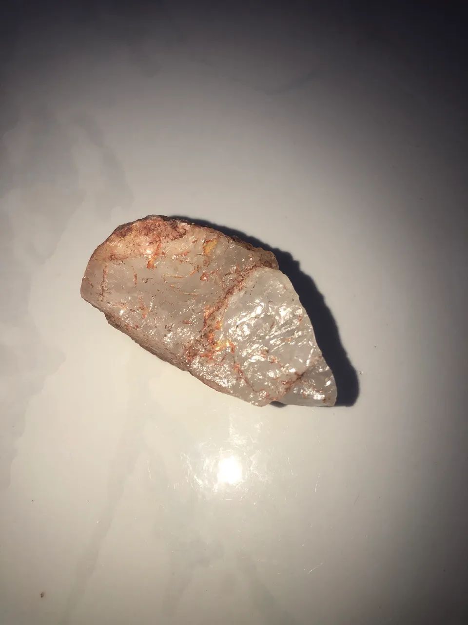  quartzo leitoso com óxido de ferro