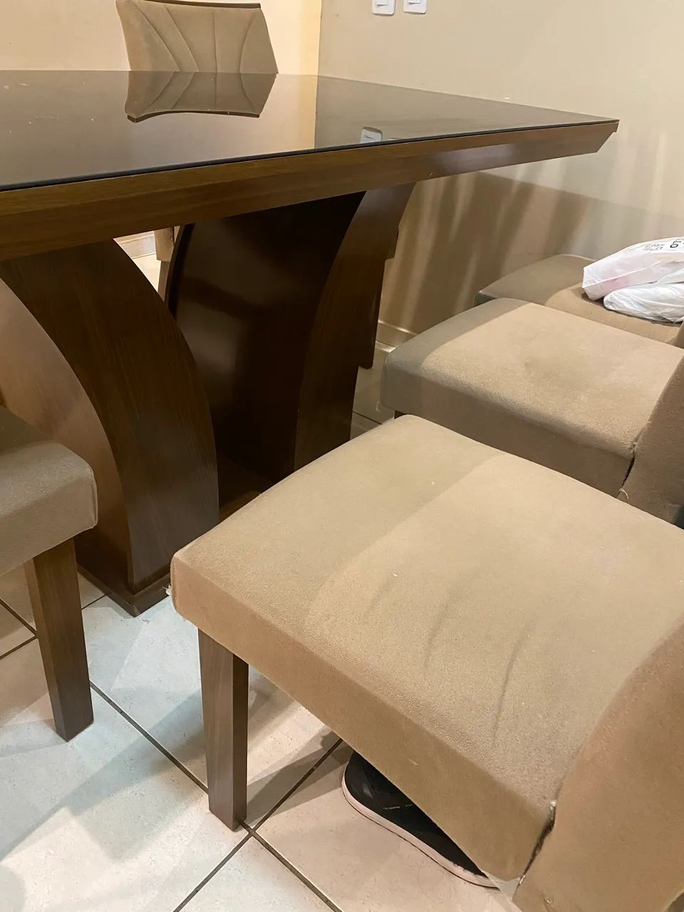 Mesa de Jantar 6 Lugares com Vidro Preto e Base Pedestal