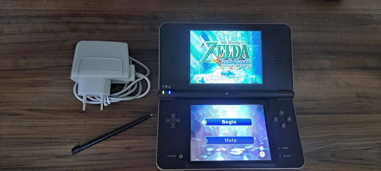 Nintendo DSI XL com Zelda Four Swords 