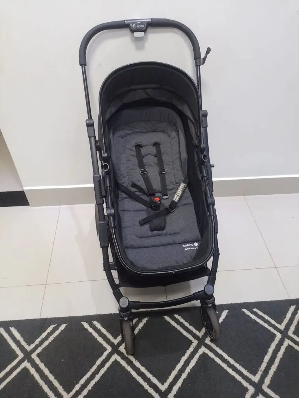 Carrinho de bebê Moisés e bebê conforto 