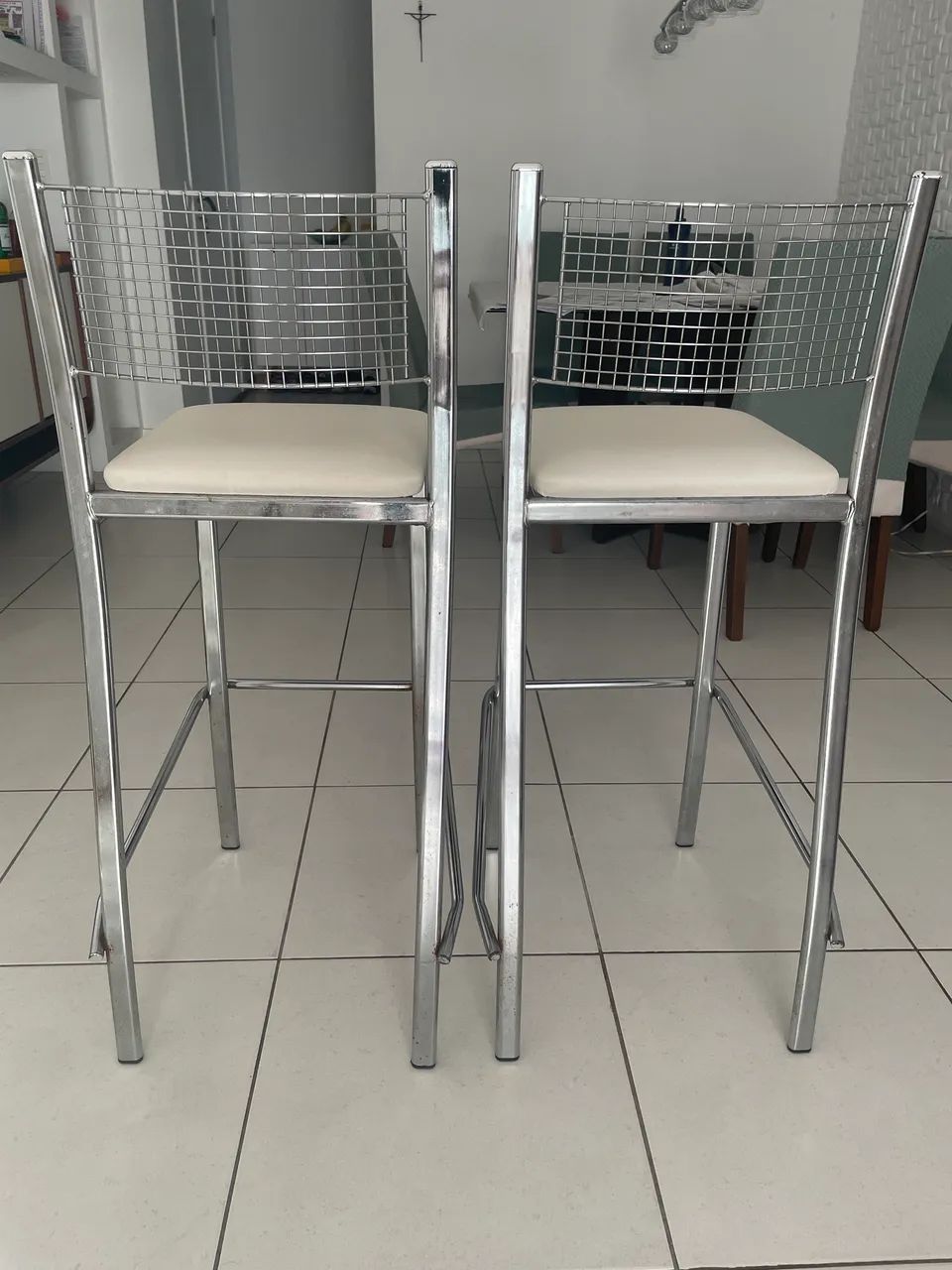 Kit com 2 Banquetas Estofadas Brancas - Foto 3