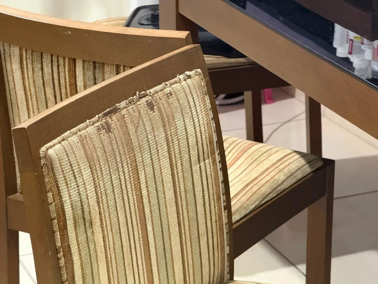 Vendo mesa com 6 cadeiras  - Foto 3