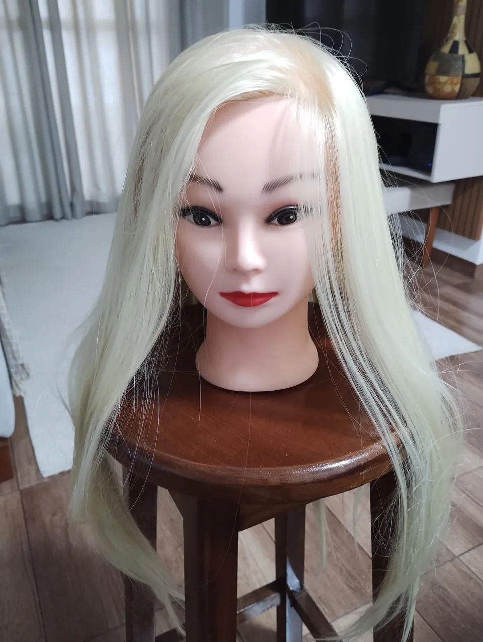 Boneca com cabelo longo para treino de penteados