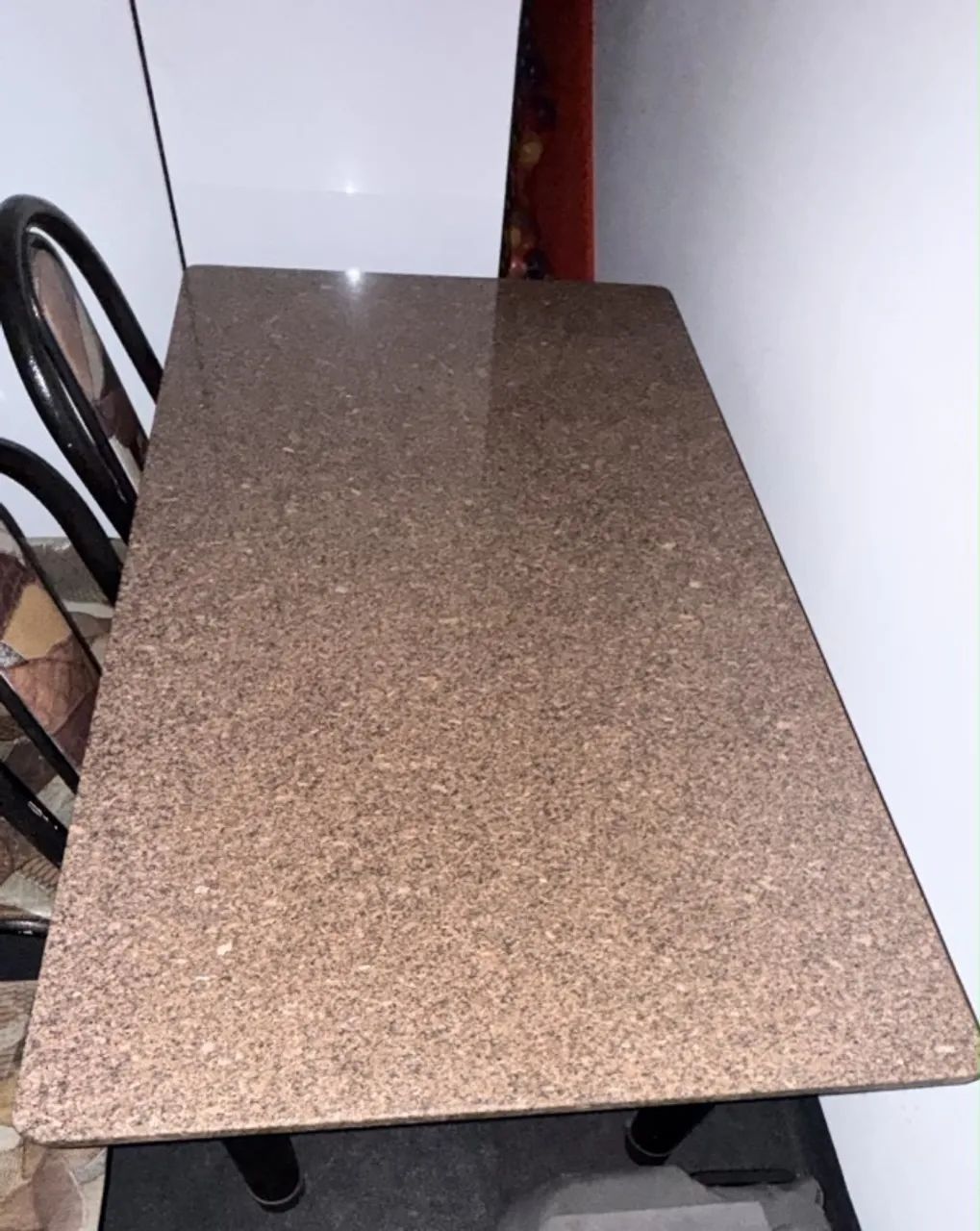 Mesa de mármore com 5 cadeiras 