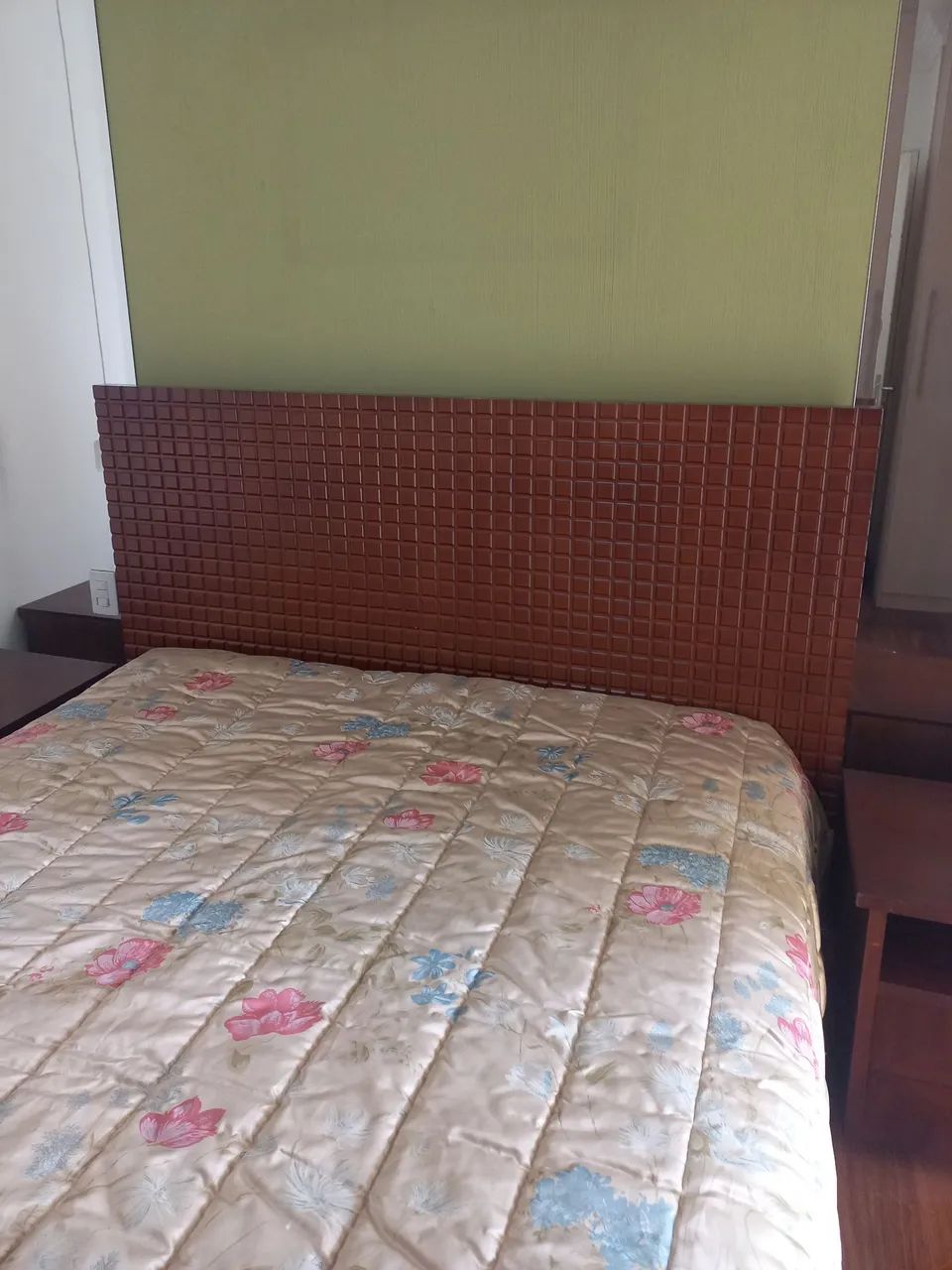 Cama Queen e 2 criados mudos em madeira!