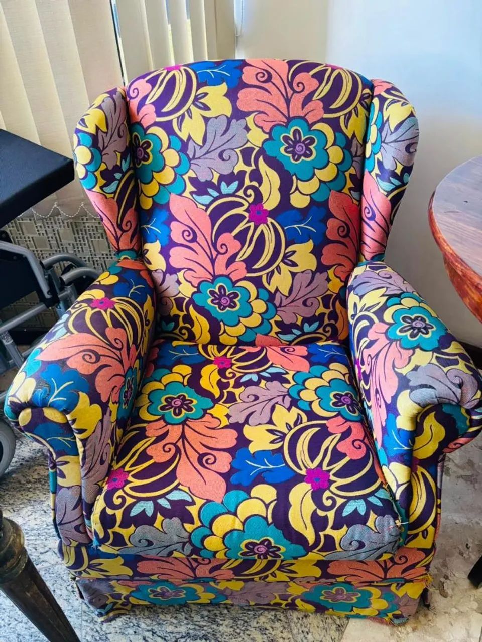 2 Poltronas clássicas em tecido 